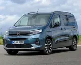 Opel Combo Life azul, ideal para familias. Conoce sus medidas y versatilidad.