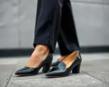 Buty do kombinezonu z szerokimi nogawkami: Klucz do idealnych proporcji