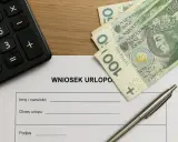 Formularz "Wniosek urlopowy" z długopisem, banknotami 100 zł i kalkulatorem. Czy na umowie zlecenie jest urlop?