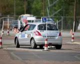 Srebrny samochód z literą "L" na dachu i napisem "EGZAMIN PAŃSTWOWY" na klapie bagażnika, pokonuje tor przeszkód. Czyżby to był rekord w zdawaniu prawa jazdy?
