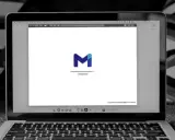 Laptop z otwartym Gmailem, gotowy do wysłania formalnego maila po angielsku.