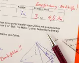 Schulaufgabe mit Namen "Müller", Klasse 7a, Punkten und einer Note. Matheaufgaben und Schaubilder Beispiele sind zu sehen.