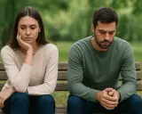 Pareja sentada en un banco, con miradas perdidas. El futuro de su compromiso se siente incierto.
