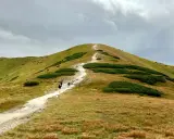 Szlak górski prowadzi na szczyt. Idealne miejsce, gdzie iść w Zakopanem, by podziwiać Tatry.