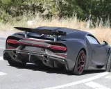 Der Bugatti Chiron Super Sport 300+ in mattem Schwarz fährt auf einer Straße.