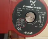 Tabliczka znamionowa pompy Grundfos UPS 25-60. Pomocne przy wyborze jaka przetwornica do pieca gazowego, pokazuje pobór mocy 50-60W.