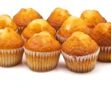 Un grupo de magdalenas doradas y esponjosas, perfectas para tu próxima receta magdalenas.