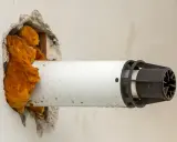 Instalación de tubería blanca para salida de humos de caldera de condensación, sellada con espuma expansiva. Cumpliendo la normativa.