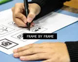 Mano dibujando bocetos de iconos en papel, como una cámara y un sobre. El texto "FRAME BY FRAME" aparece en un recuadro negro.