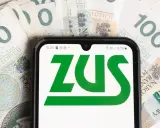 Złotówki na ekranie telefonu z logo ZUS. Czy to zapowiedź małego ZUS plus 2026?