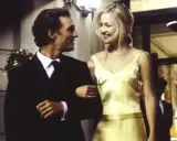 Coppia sorridente in abiti eleganti, un'atmosfera romantica che ricorda film simili ad After.