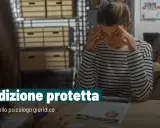 Donna stressata durante un'audizione protetta, con il ruolo dello psicologo giuridico in primo piano.