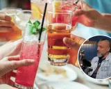 Ludzie wznoszą toasty kolorowymi drinkami. W tle mężczyzna dyskutuje, czy alkohol to narkotyk.