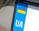 Niebiesko-żółta flaga Ukrainy na tablicy rejestracyjnej UA.