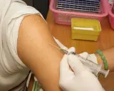 Spritze wird in den Arm einer Person eingeführt, die eine Hyposensibilisierung gegen Asthma erhält.