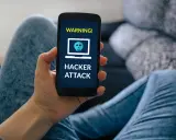 Ostrzeżenie na ekranie telefonu: "HACKER ATTACK". Dowiedz się, jak sprawdzić, czy telefon jest zhakowany, by uniknąć zagrożeń.