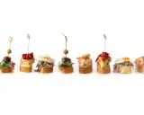 Variedad de pinchos para bares: con anchoa, pimientos, tortilla, gambas y huevo.