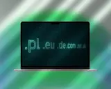 Laptop z wyświetlonymi domenami internetowymi: .pl, .eu, .de, .com, .net, .uk.