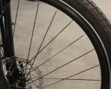 Szukasz odpowiedzi na pytanie: jakie opony do roweru górskiego na asfalt? Ten rower ma gładkie opony, idealne na twarde nawierzchnie.