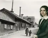 En kvinna, kanske Wendela Hebbe, betraktar en gammal svensk stadsgata med barn som leker.