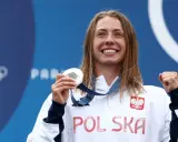 Uśmiechnięta sportsmenka z Polską na piersi i medalem olimpijskim w dłoni. To dopiero początek drogi do emerytury za medal olimpijski!