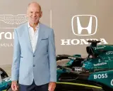 Hombre sonriente junto a un coche de Aston Martin y el logo de Honda, anticipando la colaboración Honda F1 2026.