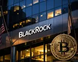 Budynek BlackRock z logo i monetą Bitcoin. Amerykańska flaga powiewa obok.