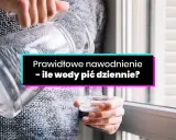 Ręce nalewają wodę do szklanki. Tekst: "Prawidłowe nawodnienie - ile wody pić dziennie?".
