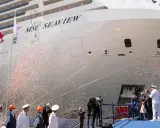 MSC Seaview, un gigante del mare, celebra il suo varo con una pioggia di coriandoli. L'altezza della nave è impressionante.