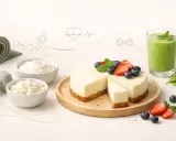 Pyszny, lekki sernik z owocami, obok zielony koktajl, twaróg i jogurt. Idealny fit posiłek po treningu.