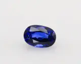 Zaffiro Ceylon, un blu intenso che evoca saggezza e serenità. Il suo significato è legato alla verità e alla lealtà.