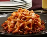Spaghetti bolognese z winem: sekret mistrzowskiego smaku ragù?