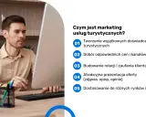Mężczyzna pracuje przy komputerze, planując kampanię email marketingową dla branży turystycznej.