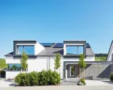 Modernes Einfamilienhaus mit Solaranlage, gestaltet von einem erfahrenen hausbau architekt. Klare Linien und viel Licht prägen das Bild.
