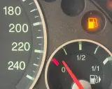 Wskaźnik paliwa pokazuje pusty bak, a kontrolka informuje o niskim poziomie. Ile km na rezerwie diesel? Czas na tankowanie!