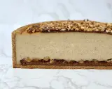 Tranche de flan praliné onctueux, garni de noisettes concassées et d'un coulis de caramel.