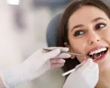 Z opryszczką do dentysty? Kiedy wizyta jest bezpieczna i dlaczego.