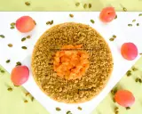 Tarte abricot pistache, une gourmandise aux couleurs vives, parsemée de pistaches et de fruits frais.