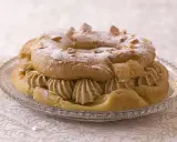 Un Paris-Brest rond, saupoudré de sucre glace et d'amandes effilées, garni d'une généreuse crème diplomate.