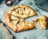 Galette aux pommes, recette de maman, dorée et garnie de fines tranches de pommes, prête à être dégustée.