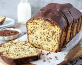 Ein saftiger, gesunder Kuchen mit Schokoladenstückchen und dunkler Glasur, daneben eine Scheibe und eine Schale Streusel.
