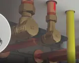 Widok instalacji hydraulicznej z mosiężnymi zaworami. Czerwona strzałka na rurze miedzianej pokazuje, jak działa zawór zwrotny, zapobiegając cofaniu się płynu.