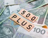 Litery układają się w napis "500 PLUS" na tle polskich banknotów. To symbol wsparcia finansowego, które może pomóc seniorom w codziennym życiu.
