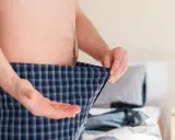Mann mit Karo-Boxershorts, der sich fragt, ob Rauchstopp Potenz Erfahrungen positiv beeinflusst.