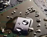 Woda na płytce drukowanej z elementami elektronicznymi. Czy to oznacza ipx8 co oznacza?