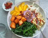 Ein bunter Salat mit Lachs, Grünkohl, Orange, Fenchel, Zwiebeln, Pekannüssen und Goji-Beeren. Einfach und lecker!