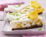 Süße Ostertorten Rezepte: Cremiger Kuchen mit Mango-Stückchen und Osterhasen-Deko aus Mango.
