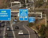 Carril derecho BUS-VAO en A-7056, con distintivo ambiental B. Señalización de tráfico en autopista.