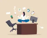 Studentka w pozycji medytacyjnej nad biurkiem, otoczona unoszącymi się przedmiotami biurowymi. Praca podczas studiów bywa wyzwaniem, ale można znaleźć spokój.