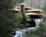 Fallingwater, capolavoro di Frank Lloyd Wright, si fonde con la natura, con cascate che scorrono sotto i suoi terrazzamenti.